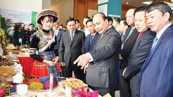 Thủ tướng Nguyễn Xuân Phúc tham quan các gian hàng trưng bày đặc sản của Cao Bằng Ảnh:  Viết Chung