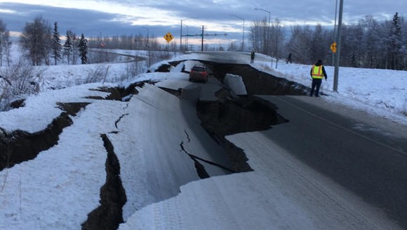 Trận động đất có cường độ 7 đã làm rung chuyển thành phố Anchorage, bang Alaska, Mỹ, gây thiệt hại lớn đến cơ sở hạ tầng. Ảnh: NHPR.ORG