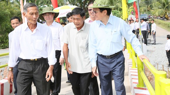 Nguyên Chủ tịch nước Trương Tấn Sang cùng lãnh đạo địa  phương và người dân tham quan cầu mới