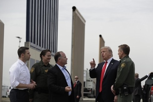 Tổng thống Mỹ Donald Trump vẫn rất quyết tâm để xây dựng bức tường biên giới với Mexico. Ảnh: AP