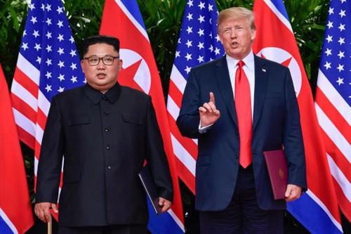 Tổng thống Mỹ và lãnh đạo Triều Tiên Kim Jong-un trong cuộc gặp lần một tại Singapore năm ngoái. Ảnh: AP.