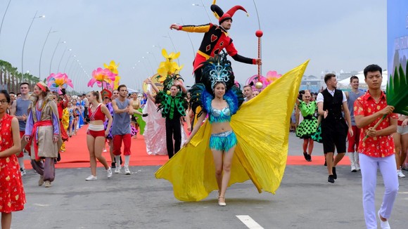 Diễu hành Carnaval tưng bừng bên bờ biển Bãi Cháy ảnh 8