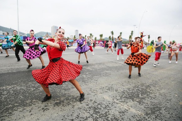 Diễu hành Carnaval tưng bừng bên bờ biển Bãi Cháy ảnh 1