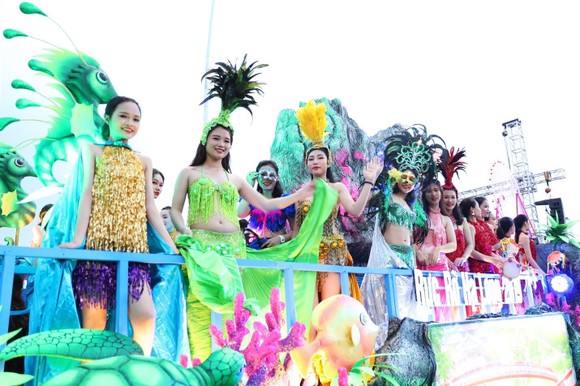 Diễu hành Carnaval tưng bừng bên bờ biển Bãi Cháy ảnh 3