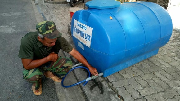 Dawaco đặt các bồn nước tạm cho người dân sử dụng 