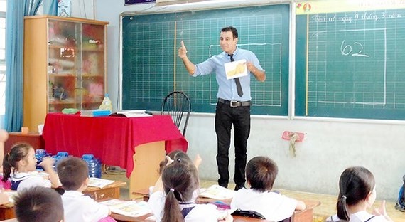 Một tiết học tiếng Anh với giáo viên nước ngoài tại Trường Tiểu học An Hội