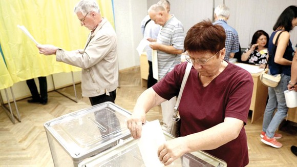 Cử tri Ukraine tại Thủ đô Kiev đi bầu Quốc hội mới