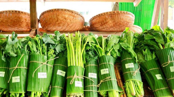 Nhiều siêu thị trong nước đã hưởng ứng trào lưu từ siêu thị Thái Lan, tận dụng lá chuối gói hàng. Ảnh VTC