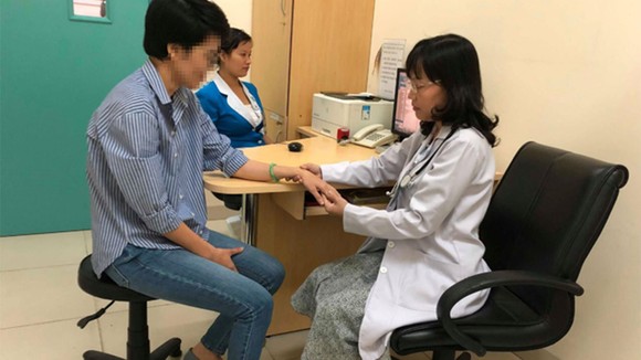 Bác sĩ Cao Thanh Ngọc đang thăm khám cho bệnh nhân bị loãng xương