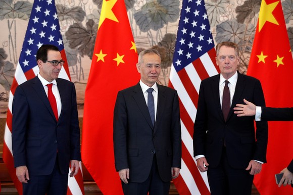Bộ trưởng Tài chính Mỹ Steven Mnuchin (bìa trái), Phó thủ tướng Trung Quốc Lưu Hạc và đại diện thương mại Mỹ Robert Lighthizer trong một lần gặp nhau ở vòng đàm phán thương mại gần đây. Ảnh: REUTERS