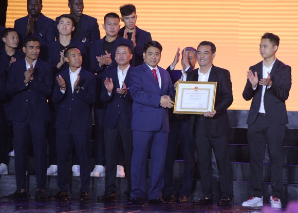 Hà Nội FC dành tặng chức vô địch cho người hâm mộ, đón nhận Huân chương lao động hạng Ba ảnh 1