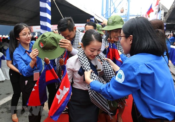 Đoàn thanh niên Thành phố Hồ Chí Minh tặng quà lưu niệm đại biểu thanh niên tàu Thanh niên Đông Nam Á và Nhật Bản năm 2019. Ảnh: TTXVN