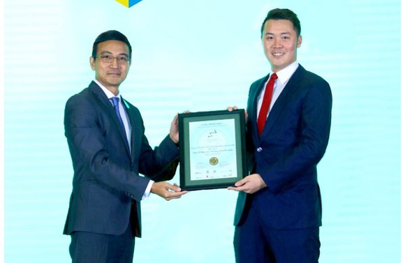  Ông Nguyễn Tấn Danh – Phó Chủ tịch HTQT kiêm Cố vấn điều hành nhận giải Top 10 BCTN tốt nhất 2019