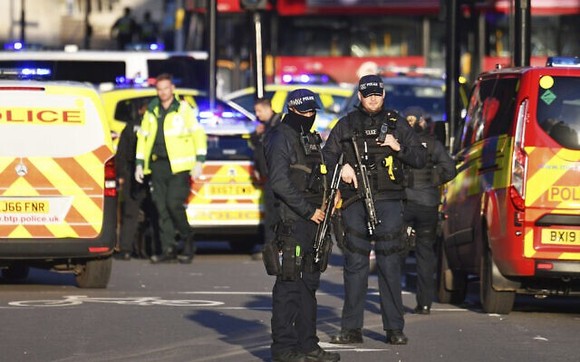 Cảnh sát phong tỏa hiện trường vụ đâm dao ở London. Ảnh: AP