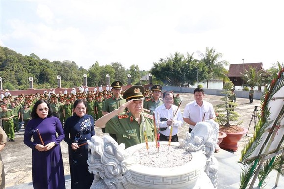 Bộ trưởng Bộ Công an, dẫn đầu cùng lãnh đạo tỉnh Tây Ninh, các cán bộ lão thành cách mạng đã đến dâng hoa, thắp hương tưởng niệm các anh hùng liệt sĩ