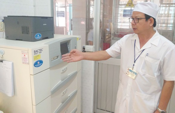 Máy cấy vi khuẩn lao hiện đại được Nhà nước đầu tư  tại Bệnh viện Phổi Đồng Nai.  Ảnh: VĂN PHONG