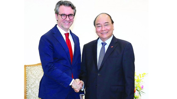 Thủ tướng Nguyễn Xuân Phúc tiếp Đại sứ, Trưởng Phái đoàn Liên minh châu Âu tại Việt Nam Pier Giorgio Aliberti. Ảnh: TTXVN