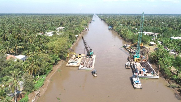 Công trình đập thép trên kinh Nguyễn Tấn Thành được thi công để ngăn mặn, giữ nước ngọt phục vụ cho hơn 800.000 hộ dân của Tiền Giang. Ảnh: KIẾN VĂN