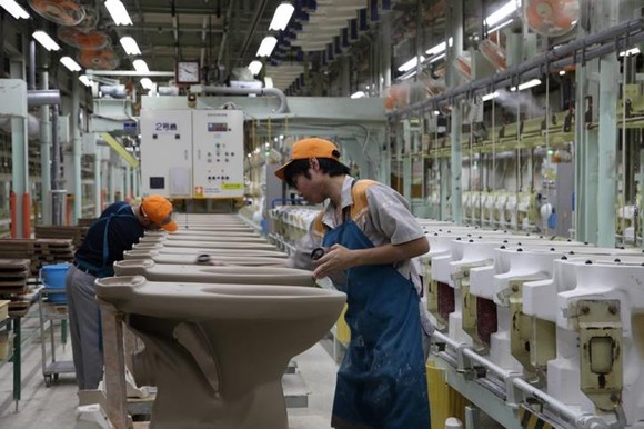 ​ Thực tập sinh Việt Nam làm việc tại Nhà máy gốm sứ vệ sinh Enokido của LIXIL ở tỉnh Aichi. Ảnh: TTXVN