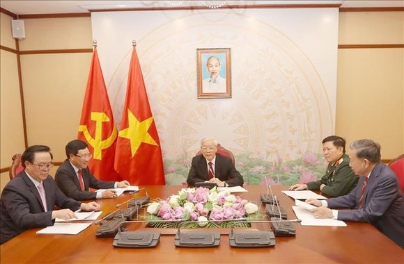 Tổng Bí thư, Chủ tịch nước Nguyễn Phú Trọng điện đàm trực tiếp  với Chủ tịch Đảng Nhân dân Campuchia, Thủ tướng Chính phủ Campuchia Hun Sen. Ảnh: TTXVN