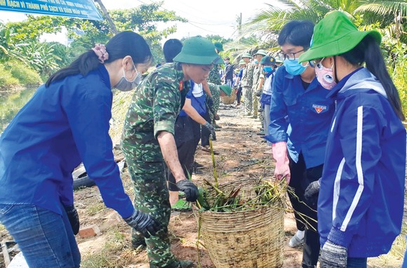 Các chiến sĩ tình nguyện  tổng vệ sinh tuyến Rạch Thợ Bột (quận 12, TPHCM)