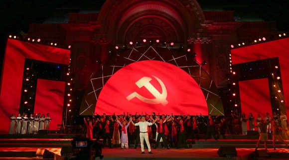 Chương trình nghệ thuật kỷ niệm 90 năm Ngày thành lập  Đảng Cộng sản Việt Nam do TPHCM tổ chức, Ảnh: DŨNG PHƯƠNG