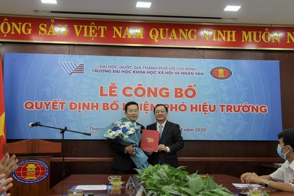 PGS.TS Huỳnh Thành Đạt trao quyết định bổ nhiệm cho TS Lê Hoàng Dũng