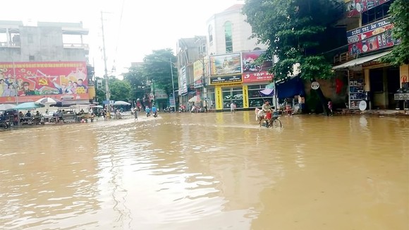 Nước lũ sông Hồng lên nhanh, gây ngập tuyến đường tại TP Yên Bái, tỉnh Yên Bái