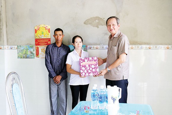 Trao tặng nhà “Đại đoàn kết” tại xã Đức Bình, huyện Tánh Linh và huyện Phú Quý, Bình Thuận ảnh 1