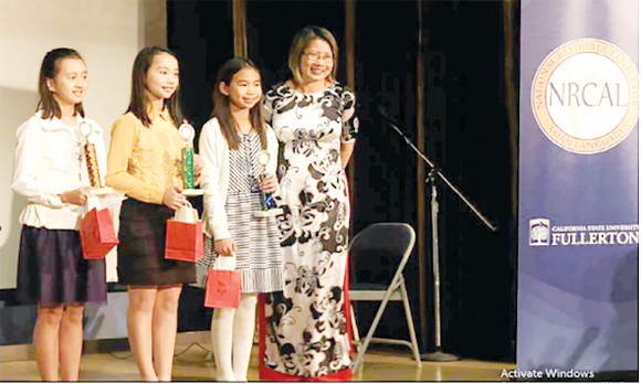 Các em đoạt giải thưởng viết sách tiếng Việt  ở bang California, Mỹ