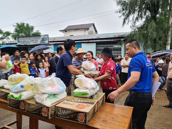 Báo SGGP trao 300 phần quà cứu trợ khẩn cấp cho người dân ở vùng lũ 2 xã Hải Sơn, Hải Chánh (huyện Hải Lăng, Quảng Trị) 