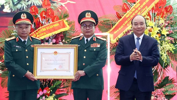 Thủ tướng Nguyễn Xuân Phúc trao tặng Huân chương Bảo vệ Tổ quốc hạng Nhất  cho Tổng cục Tình báo quốc phòng, Bộ Quốc phòng.  Ảnh: TTXVN