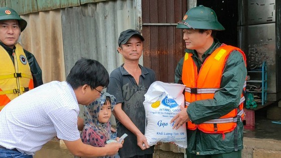 Trước đó, đại diện Báo SGGP cũng đã trao tiền và gạo cứu trợ  cho người dân ở thị trấn Thuận An, huyện Phú Vang, tỉnh Thừa Thiên - Huế