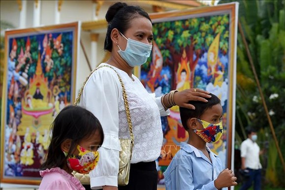 Người dân đeo khẩu trang phòng lây nhiễm COVID-19 tại Phnom Penh, Campuchia. Nguồn: TTXVN
