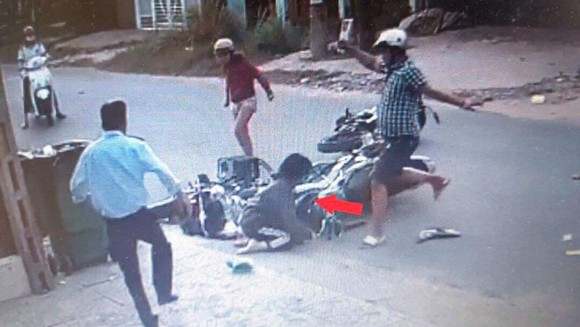Camera ghi lại cảnh Thành đánh dã man nữ sinh V. sau va chạm giao thông