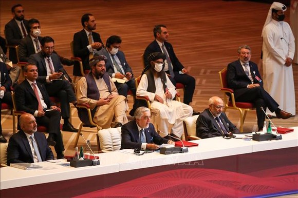Chủ tịch Hội đồng hòa giải quốc gia tối cao Afghanistan Abdullah Abdullah (giữa, phía trước) phát biểu tại phiên khai mạc hòa đàm giữa Chính phủ Afghanistan và phiến quân Taliban ở Doha, Qatar ngày 12-9-2020. Ảnh: Nguồn: TTXVN