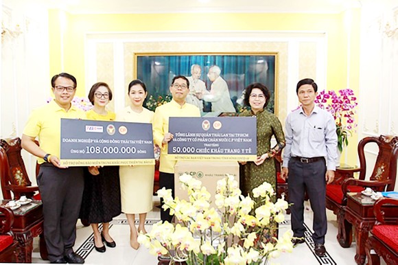 Chủ tịch Ủy ban MTTQ Việt Nam TPHCM Tô Thị Bích Châu tiếp nhận quà của Tổng Lãnh sự Thái Lan tại TPHCM giúp đỡ người dân miền Trung khắc phục hậu quả bão lụt trong năm 2020