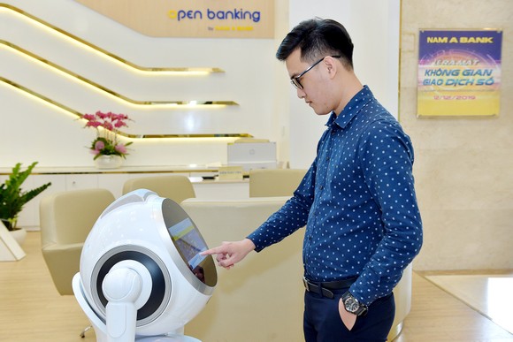 Robot OPBA chào đón khách hàng khi đến giao dịch tại Nam A Bank