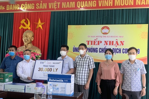 TH tặng hơn 30.000 sản phẩm sữa và đồ uống đến lực lượng chống dịch và người cách ly tại thị xã Hoàng Mai ảnh 1