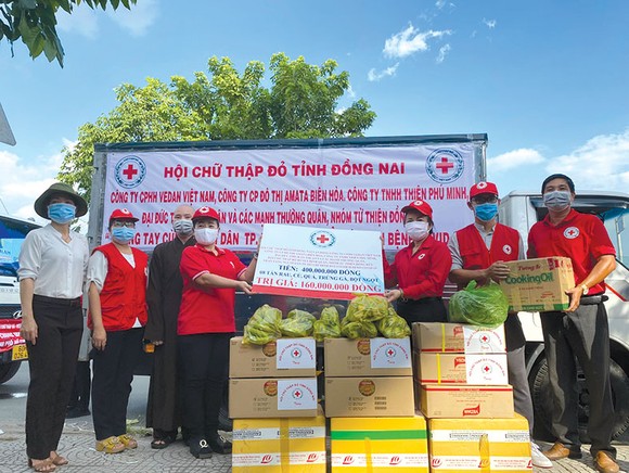 Vedan đồng hành cùng Hội Chữ thập đỏ tỉnh Đồng Nai gửi các sản phẩm  do công ty sản xuất đến người dân nghèo bị ảnh hưởng bởi dịch