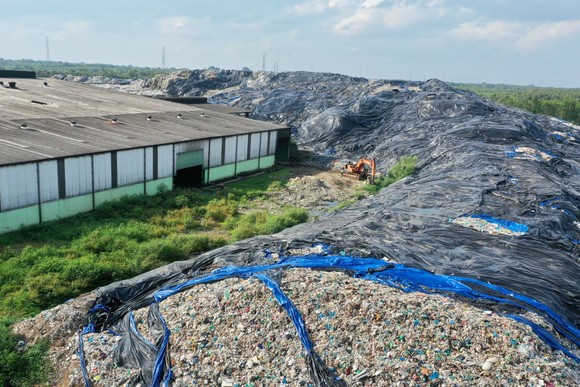 Khu tập kết rác tại Nhà máy rác Vietstar, xã Phước Hiệp, huyện Củ Chi  Ảnh: HOÀNG HÙNG
