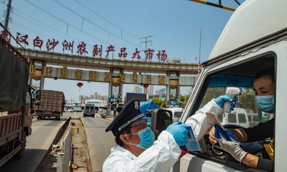 Kiểm tra thân nhiệt tài xế vận chuyển hàng tại Trung Quốc