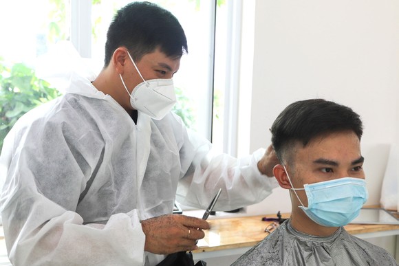 Các bác sĩ Bệnh viện Hoàn Mỹ Thủ Đức cắt tóc trước khi vào "điểm nóng". Ảnh:  HOÀNG HÙNG