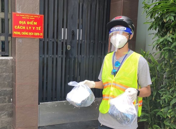 Nhân viên y tế phường 11  (quận Phú Nhuận, TPHCM)  chuyển thuốc đến tận nhà người F0