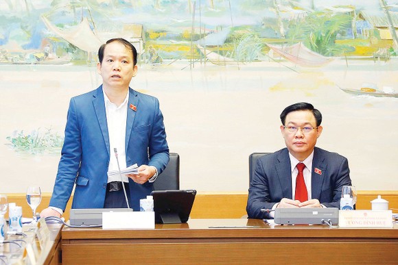 Đại biểu Hoàng Thanh Tùng phát biểu ý kiến về dự án Luật Kinh doanh bảo hiểm (sửa đổi)  