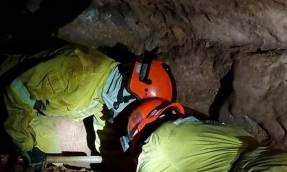 Các nhân viên cứu hỏa đang nỗ lực giải cứu những đồng đội mắc kẹt trong một hang động bị sập lối vào ở thành phố Altinopolis, bang Sao Paulo, Brazil, ngày 31-10. Ảnh: Sao Paulo State's Military Polic