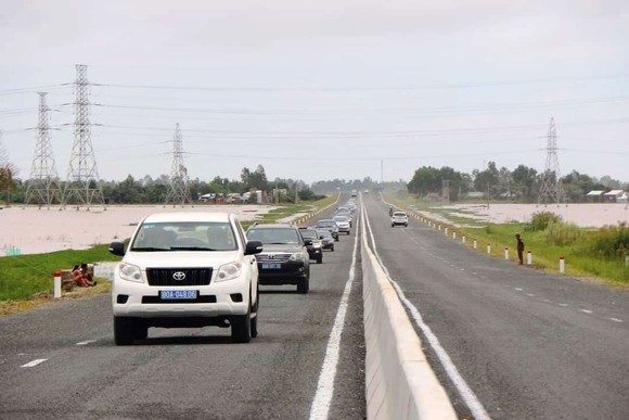 Tuyến đường cao tốc Lộ Tẻ - Rạch Sỏi góp phần  thúc đẩy phát triển vùng ĐBSCL. Ảnh: HUỲNH LỢI