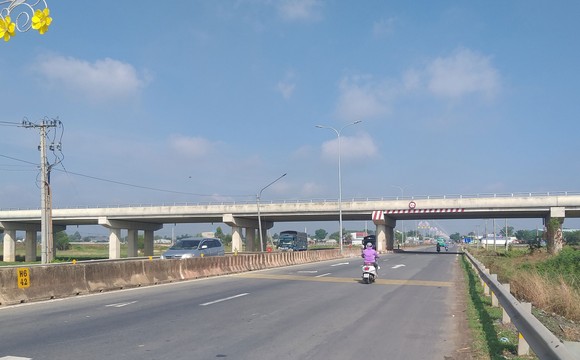 Cầu vượt trên Quốc lộ 22 thuộc dự án đường Hồ Chí Minh  đoạn Chơn Thành - Đức Hòa qua tỉnh Tây Ninh
