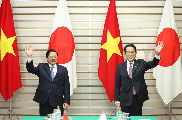 Thủ tướng Phạm Minh Chính và Thủ tướng Nhật Bản Kishida Fumio.  Ảnh: TTXVN
