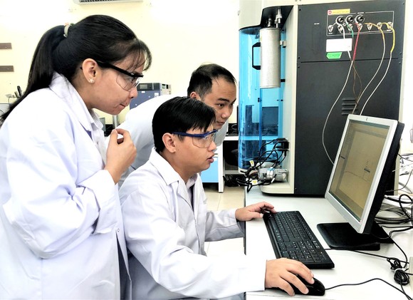 Cán bộ nghiên cứu đang làm việc tại Trung tâm Nghiên cứu Vật liệu cấu trúc Nano và phân tử (INOMAR) của ĐH Quốc gia TPHCM